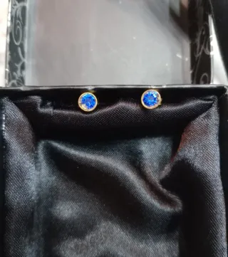 Pendientes dorados con piedra azul brillante
