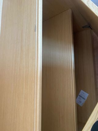 Estantería de madera con puertas