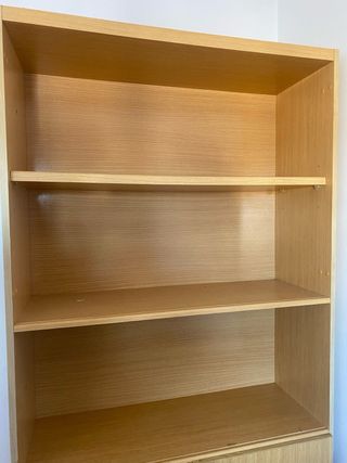 Estantería de madera con puertas