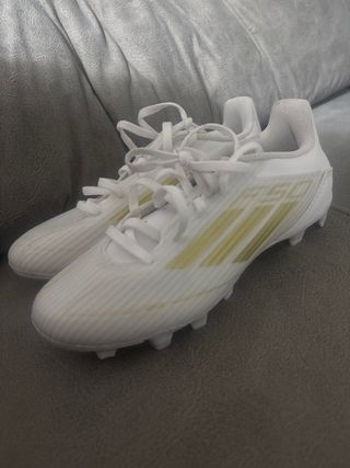 Botas de fútbol Adidas blancas y doradas numero 38