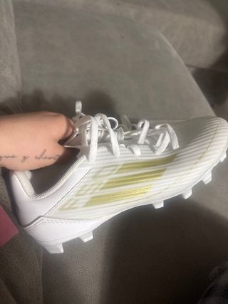 Botas de fútbol Adidas blancas y doradas numero 38