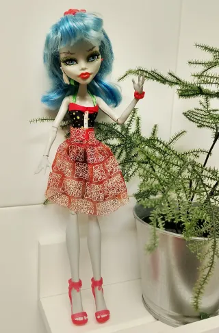 Monster High Ghoulia Yelps Skull Shores 2012