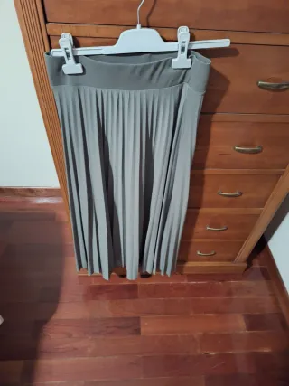 Falda plisada  y jersey verde