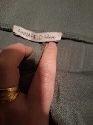 Falda plisada  y jersey verde