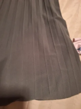 Falda plisada  y jersey verde