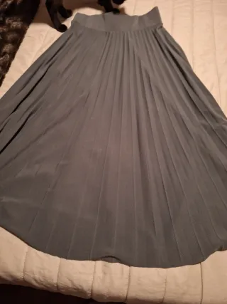 Falda plisada  y jersey verde