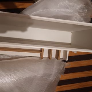 Escritorio blanco con cajonera de madera