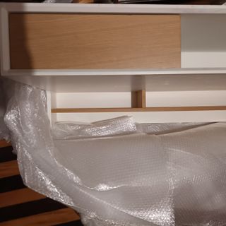 Escritorio blanco con cajonera de madera