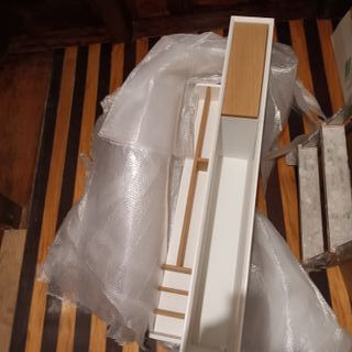 Escritorio blanco con cajonera de madera