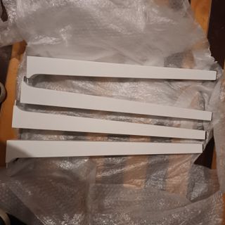 Escritorio blanco con cajonera de madera