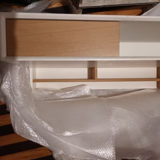 Escritorio blanco con cajonera de madera
