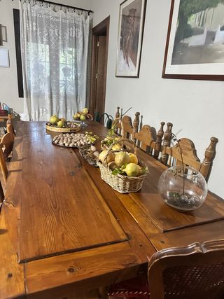 Mesa de madera antigua estilo rústico y original.