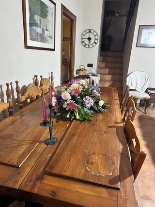 Mesa de madera antigua estilo rústico y original.