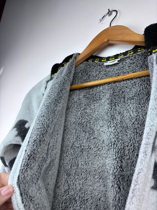 Bata infantil gris estilo Batman