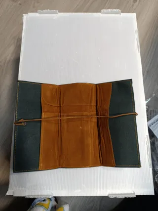 Estuche porta lápices mapa y brújula