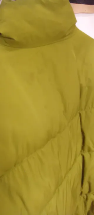 Chaqueta Zara acolchada verde.