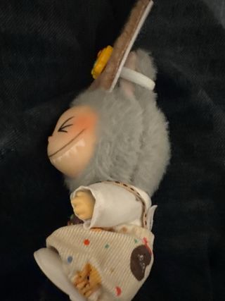 Labubu gris personalizado