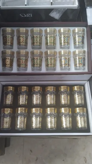 Tazas con platos teteras