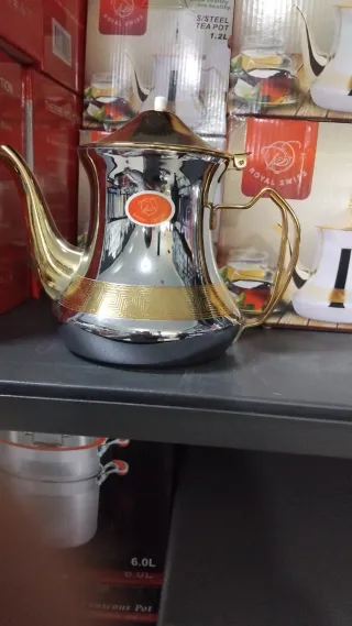 Tazas con platos teteras