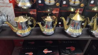 Tazas con platos teteras