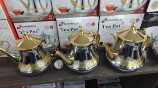 Tazas con platos teteras