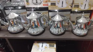 Tazas con platos teteras