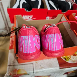 Botas de fútbol sala Nike rosas