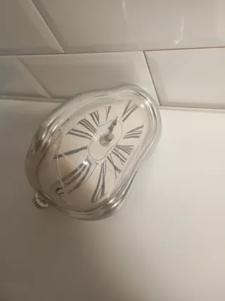 Reloj plateado y blanco