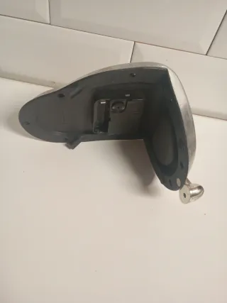 Reloj plateado y blanco