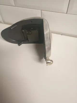 Reloj plateado y blanco