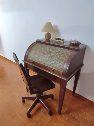 Escritorio vintage madera con silla a juego.