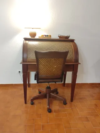 Escritorio vintage madera con silla a juego.