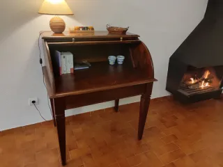 Escritorio vintage madera con silla a juego.