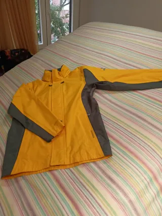 Chaqueta impermeable con gorro