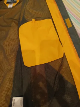 Chaqueta impermeable con gorro