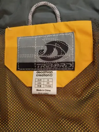 Chaqueta impermeable con gorro