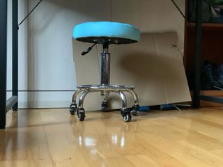 Taburete de piel pequeño con ruedas