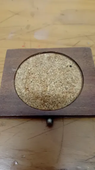 Mini ajedrez en mueble pequeño de madera.