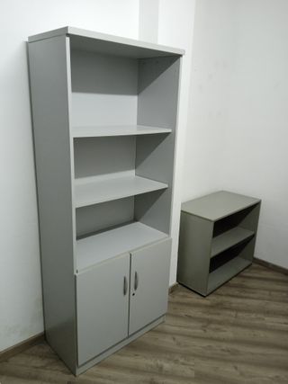 Armario de oficina gris con estantes/puertas