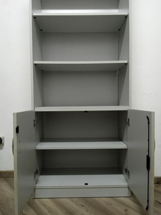 Armario de oficina gris con estantes/puertas