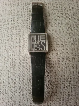 Reloj Guess Mujer Cuadrado Negro y Dorado