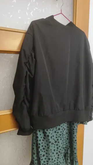 Cazadora bomber negra fina mangas fruncidas