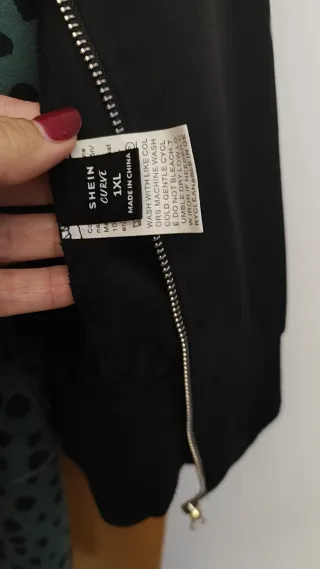 Cazadora bomber negra fina mangas fruncidas