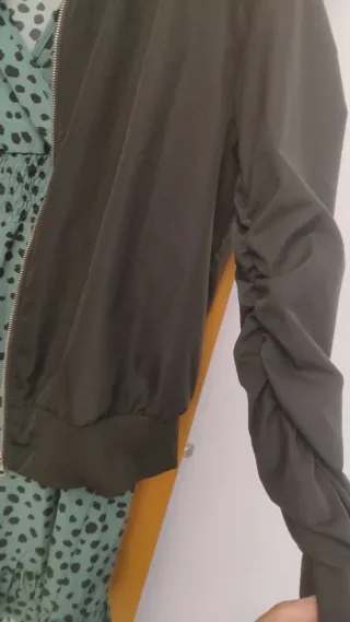 Cazadora bomber negra fina mangas fruncidas