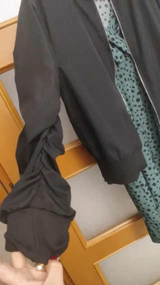 Cazadora bomber negra fina mangas fruncidas