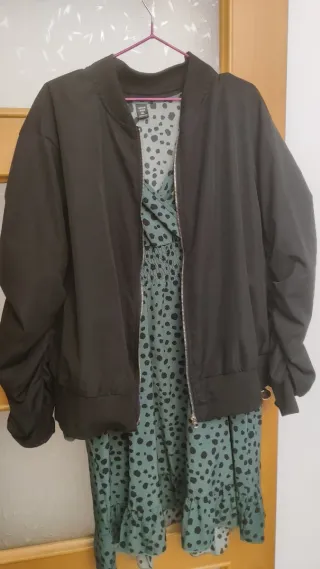 Cazadora bomber negra fina mangas fruncidas