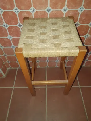 Taburete alto de madera y tela