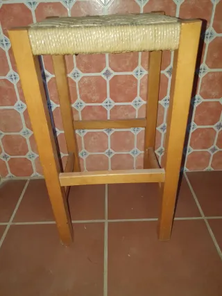 Taburete alto de madera y tela