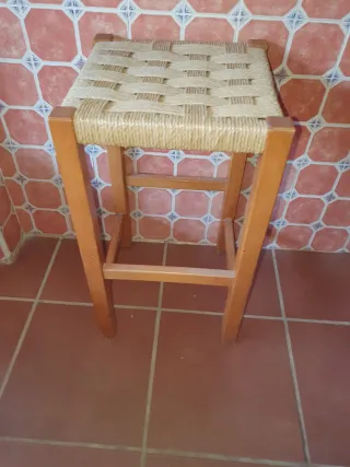 Taburete alto de madera y tela