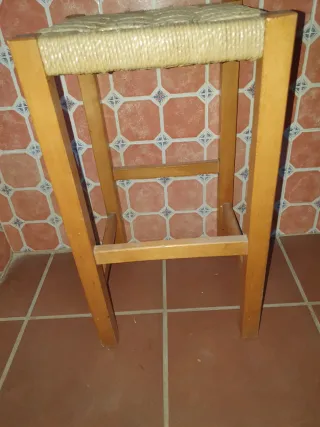 Taburete alto de madera y tela